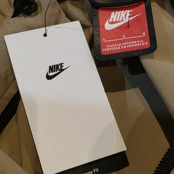 Nike Tech Men's Woven Full-Zip Hooded Jacket in parachute beige & black. size LG - Picture 4 of 4